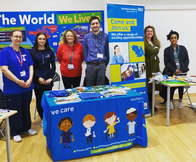 Our fantastic colleagues showcasing Nursing, Hearing, Admin,speech and language and Therapy career roles in the NHS with primary school students <a href="/SheffChildrens/">Sheffield Children's</a> <a href="/oasisdonvalley/">Oasis Don Valley</a> <a href="/SYHSCareers/">South Yorkshire Careers: NHS, Health & Care</a>