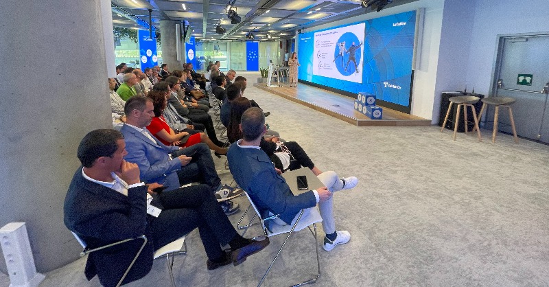 TE_GranEmpresa's tweet photo. #Smartworkplace garantiza la mejor experiencia para tus empleados: una experiencia Sencilla, oMnicanal, Ágil, peRsonaliza y proacTiva. 

¿Quieres ofrecer la mejor propuesta de valor para tus empleados? 

Ven a conocer #SmartWorkplace 👩‍💼