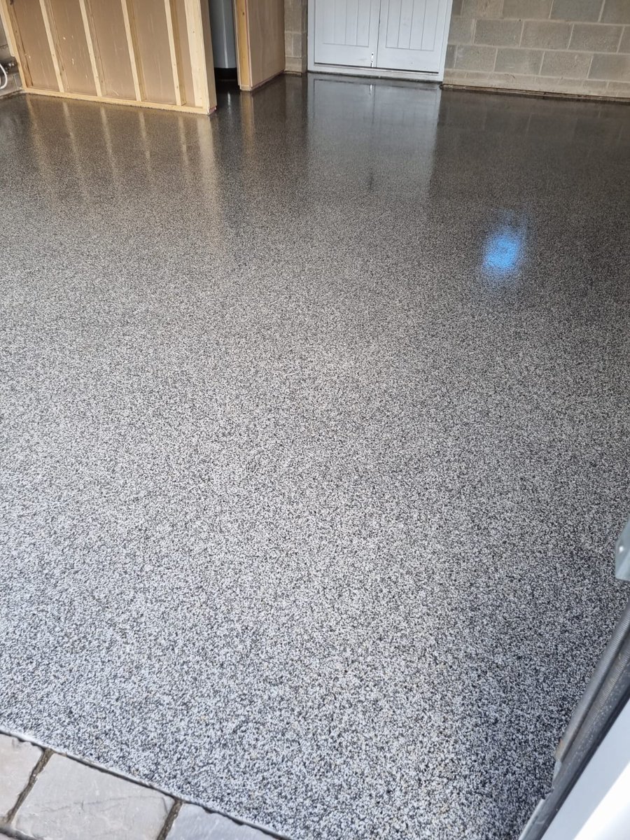 Flake finish garage floor completed in Chesterfield using our epoxy resin flooring system Monarflake in our Titanium blend. monarchresinfloors.co.uk/domestic-garag…
#garageflooring #garage #garageconversion #garagegym #resinflooring #resinfloor #homeoffice #flakefloor #chesterfield #derbyshire