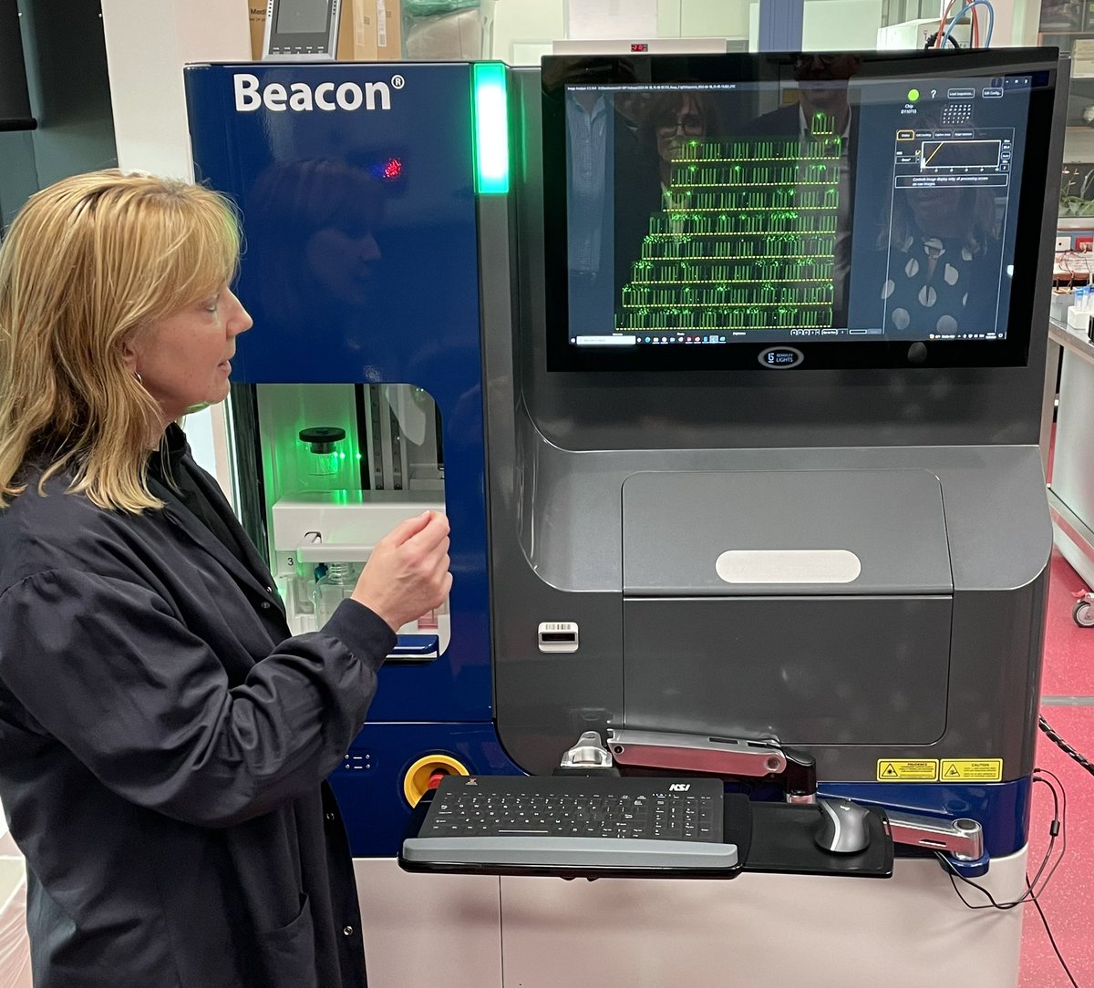 whereisdaz's tweet photo. This machine can do in a day something that took a couple of years during my PhD.
Isolating individual antibody-producing B cells from the spleen of an immunised animal. It’s then reasonably straightforward to produce antibodies at scale.
No more hybridoma clones 🧬 🧠 https://t.co/OAQXES20HR