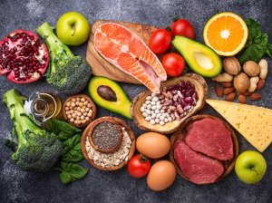 karimanesr's tweet photo. SUPER SALUD-MEGA TWIT PARTE 1

Hay una amenaza secreta que se oculta en nuestros hogares, en nuestra comida, en nuestra agua, en nuestros animales, en nuestra ropa, en nuestros cuerpos ... Xenoestrógenos (XEs) 
Estos útiles productos químicos tienen cientos de usos industriales y farmacéuticos pero albergan un secreto. 

Están vinculados a:

-Obesidad
-Infertilidad
-Baja calidad del esperma
-Envejecimiento acelerado
-Asma y alergias
-Aumento de las tasas de suicidio
-Hiperactividad en niños
-Disminución de la testosterona
-Disminución de la calidad del esperma ...

Y también aumenta el cáncer de ovario y testicular. La incidencia del cáncer de mama aumentó un 256% entre 1980 y 2010! Y se pone peor ... En muchas partes del mundo, incluidos los EE. UU., los niveles de XE no están bien controlados.

Se encuentran en plásticos, fragancias, plantas, hongos y granos, jabón, detergente, herbicida, protector solar, productos de higiene personal (y del hogar) y control de la natalidad. Y en el AGUA DEL GRIFO de muchos países.

Que puede hacer? 
1 - Use todas las cafeteras de vidrio o acero inoxidable. Eso significa dejar el aluminio y el BPA La cafeína provoca un 20 % más de transferencia de BPA que el descafeinado. La exposición al agua caliente filtra más productos químicos de los plásticos.

El uso de cerámica, vidrio y acero previene todo esto y podría decirse que hace una mejor preparación. Por supuesto debe buscar un buen sistema de filtrado del agua, hay muchos filtros asequibles ¡no hay excusas!

2 - Reducir cereales en la dieta Los granos no solo contienen estrógenos, a menudo contienen toxinas de moho y se rocían con atrazina. La atrazina tiene una vida media de 247 a 315 días en el suelo, actúa como un disruptor hormonal y está relacionada con defectos de nacimiento.

Si consume cereales hágalo con moderación y elija cereales orgánicos. La atrazina tiene muchos efectos adversos como defectos de nacimiento, tumores, cáncer de mama, ovario y útero, así como leucemia y linfoma. 
Aunque digan que los niveles son seguros, yo los prefiero lejos de mí (seré raro🤷‍♂️).

3 - Elija productos cárnicos alimentados con pasto y si no tiene esta opción, descarte la grasa de los animales que provengan de la ganadería industrial. Los animales almacenan XEs en su grasa.

Los animales de granjas comerciales comen alimentos que contienen la atrazina que ya hemos mencionado. También comen zearalenona (ZEA) una micotoxina que se ha relacionado con daños en el intestino y el microbioma humano.

También está asociado con tumores hepáticos, cáncer de ovario y cervical, problemas cerebrales y deterioro de los sistemas reproductivos masculinos. También es venenoso para el hígado, la sangre, los genes y el sistema inmunológico.

4 - Reduzca los aceites refinados y los productos lácteos almacenados en envases de plástico. A los xenoestrógenos les gusta pasar a sustancias aceitosas. Esto significa que el aceite almacenado en botellas de plástico absorbe muchos ftalatos dañinos.

Los estudios en humanos muestran una asociación significativa entre la exposición a los ftalatos y los malos resultados reproductivos tanto en mujeres como en hombres.

También relacionado con diabetes tipo 2 y resistencia a la insulina, obesidad, alergia, asma, mayor riesgo cardíaco y mortalidad por todas las causas.

Los ftalatos se encuentran en cosméticos, equipos médicos, detergentes, tuberías, materiales de construcción, solventes y muchos otros productos que usamos todos los días. 

Ha sido imposible poner todo en un único twit. En un ratito publicaré la 2 parte. 

Si es la primera vez que me lee, sígame y retuiteelo para + y mejor salud :)

Nota: las Redes son lugares en los que no tenemos la seguridad de seguir mañana en el mismo lugar. Si le gusta lo que publico le recomiendo que se suscriba al Blog, tendrá acceso a todos los artículos, no perderemos el contacto y solo contesto extensamente consultas de suscritos. 

GRACIAS!
👇

https://t.co/nCXCDUqQlv