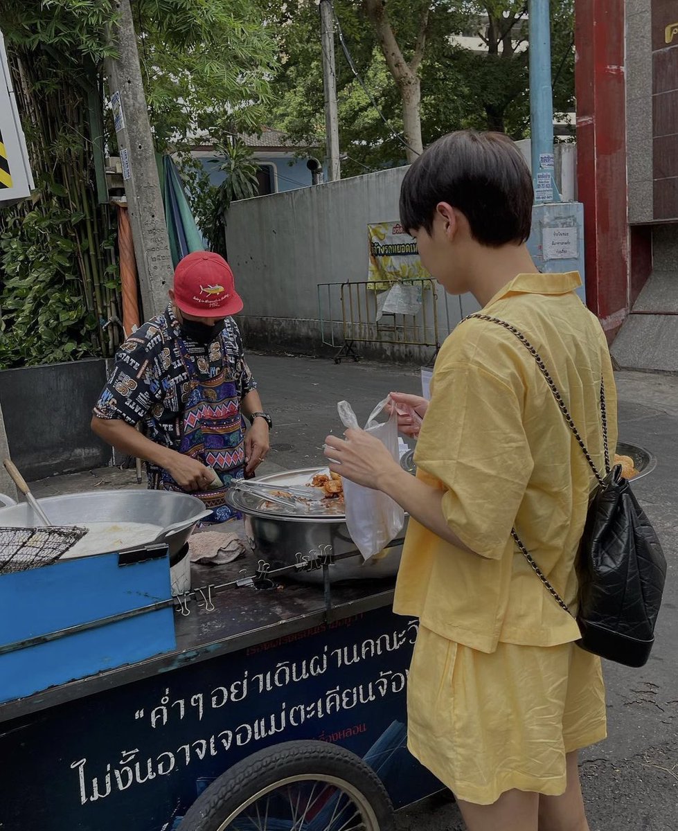 CallmiPieR's tweet photo. ถ้า2เหตุการณ์นี้ต่อเนื่องกัน55555555555555

น้องกัน : ลุงคั้บ กันเอากล้วยทอดยี่ฉิบบาทคั้บ //ได้แล้ว
ลุง : หนูลู้กกกก กลับมาจ่ายก่อน อย่าเพิ่งวิ่งไป๊

โพสต์จากน้องกันมักเป็นเรื่องเล่าได้เสมอ555555555555555555

#กัน���รรถพันธ์น่ารักกว่าที่คิด 
#กันอรรถพันธ์ #GunAtthaphan https://t.co/KeHSPQFFWa