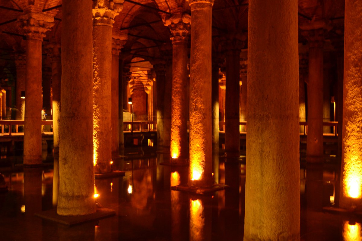 The remarkable Basilica Cistern in Istanbul is a vast underground chamber supported by 336 columns. Built in 532 AD by Emperor Justinian I, it was used to store fresh water for the Great Palace of Constantinople #WyrdWednesday #WorldHeritageDay 📸my own atlasobscura.com/places/basilic…