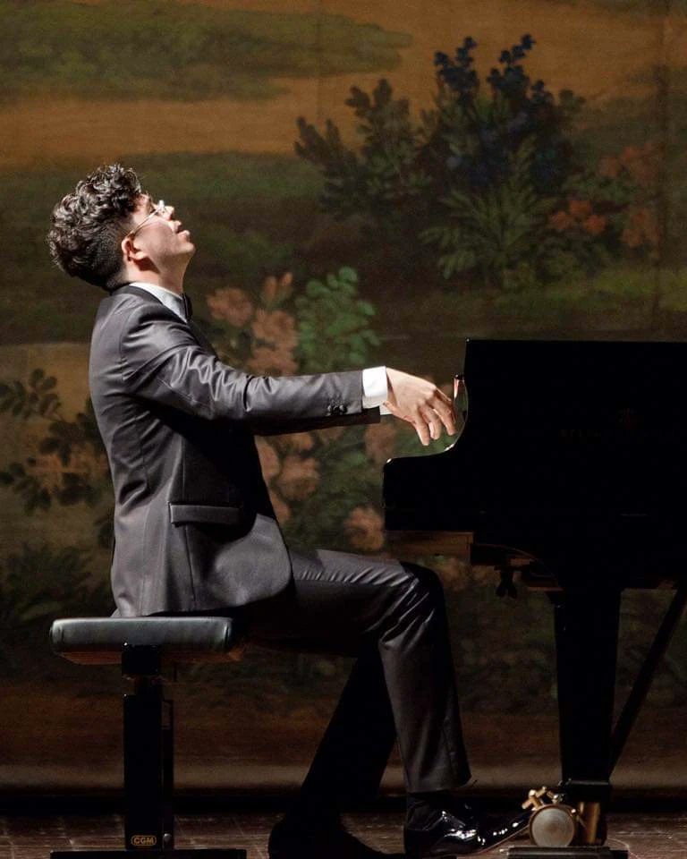 SopranoGDogan's tweet photo. Ruben Micieli in concerto a Londra🎉🎶🇬🇧
Appuntamento il 19 Aprile alla Steinway Hall London

Il pianista, compositore e direttore d'orchestra Ruben Micieli, comisano nato a Ragusa, reduce da una tournée a Parigi nel mese di Marzo, debutterà nel mese di Aprile a Londra. https://t.co/q6Z5V7p838