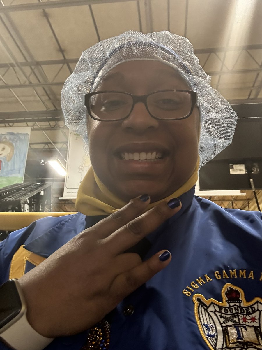 FawntaeJ's tweet photo. @SGRho Yesterday I volunteered at Harvesters Food Distribution Center for the #Chickenchallenge the goal is to pack 56,000 lb of chicken to help stomp out food insecurity in the Kansas City Metro Area. 
#Ramadan2023
#greater
#foodinsecurity https://t.co/b2B2VvOTAE