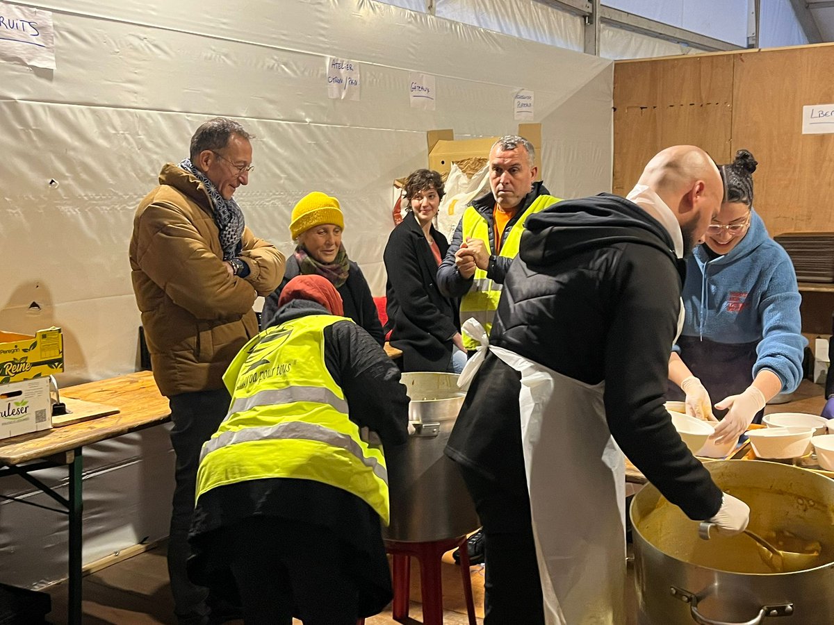 FrancoisDagnaud's tweet photo. Avec Une Chorba Pour Tous pour sa distribution alimentaire annuelle (à Porte de Pantin) dans le cadre du mois du ramadan, qui permet de nourrir plus de six cents personnes par jour. Merci aux bénévoles ! https://t.co/Zn9yn03WhQ