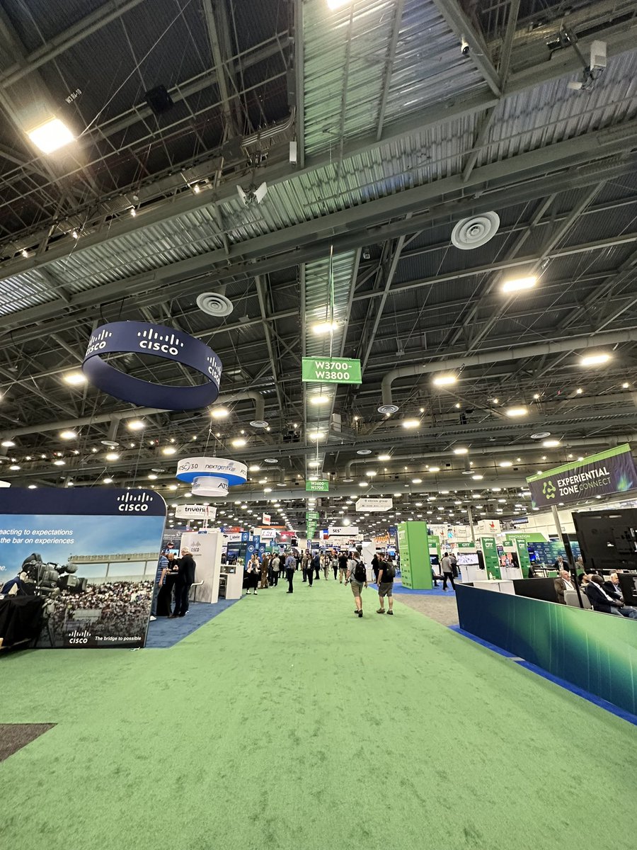 Koji_Oyama's tweet image. 昨日はタフな一日だった

発表資料がホテルで10amに仕上り、そこから2時間半のドライブでLas Vegas Convention Center へ

Registration しBadge をゲットしてプレゼン会場に入ったのが、発表15分前ギリギリ😅

練習なしいきなり英語プレゼンなんでズタボロだったけど、無事ミッション1を終了😎👌