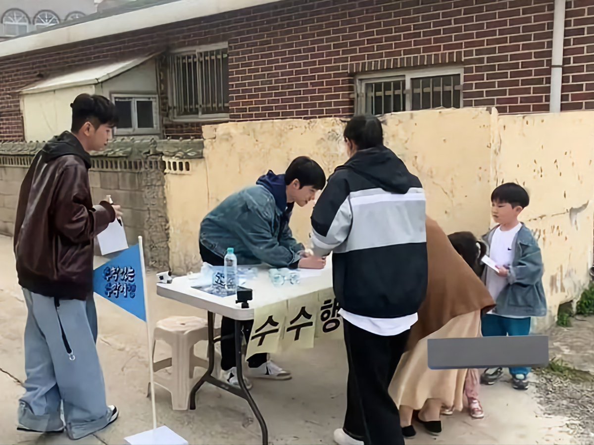 dozikom's tweet photo. 진심 구라같다
바람 한번 불면 날아갈것같은 곳에서 도경수가 직접 싸인에 얼굴맞대고 사진까지 찍어주고있는 이 상황이 https://t.co/DJMftNbQi6