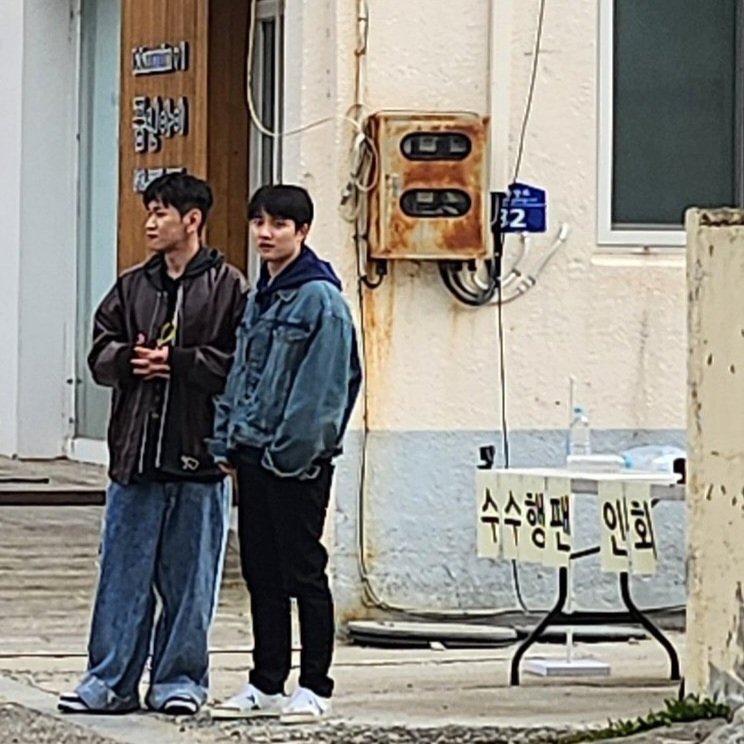 dozikom's tweet photo. 진심 구라같다
바람 한번 불면 날아갈것같은 곳에서 도경수가 직접 싸인에 얼굴맞대고 사진까지 찍어주고있는 이 상황이 https://t.co/DJMftNbQi6