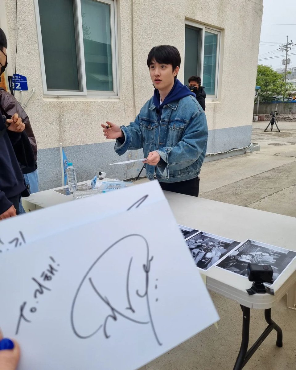 dozikom's tweet photo. 진심 구라같다
바람 한번 불면 날아갈것같은 곳에서 도경수가 직접 싸인에 얼굴맞대고 사진까지 찍어주고있는 이 상황이 https://t.co/DJMftNbQi6