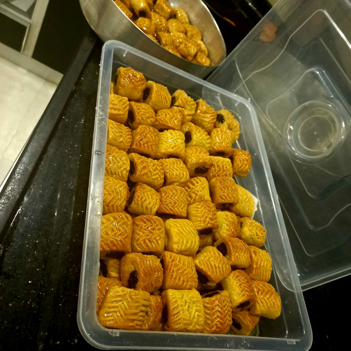 إنّه العيد ..
 كنتُ فيما مضى أستبشرُ بقدوم العيد من روائح مقروضِ أمي وكعكها، كانت البهجة تُطل من مطبخنا بأزاهيج العيد السعيدة وحلويات صُنعت بحُبٍ كبير
كبرت الان...
وصرت أشارك في عُرس حلويات العيد وتعلمت جيدًا كيف أخفي ألم ظهري وتعبي من التحضير
وأبتسم في وجه الأطفال ...
#عيدالفطر