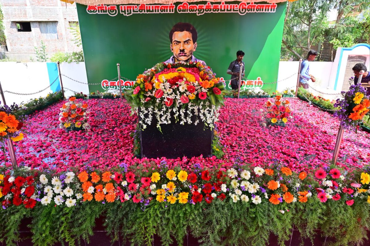 lokbhavan_tn's tweet photo. ஆளுநர் ரவி அவர்கள், இராமநாதபுரம், பரமக்குடியில் உள்ள  சுதந்திர போராட்ட வீரரும் சமூக சீர்திருத்தவாதியுமான தியாகி இமானுவேல் சேகரனுக்கு அவரது நினைவிடத்தில் மரியாதை செலுத்தினார்.
#AzadiKaAmritMahotsav

@PMOIndia @HMOIndia @MinOfCultureGoI @pibchennai @ANI @PTI_News https://t.co/0vIo3WVkYt