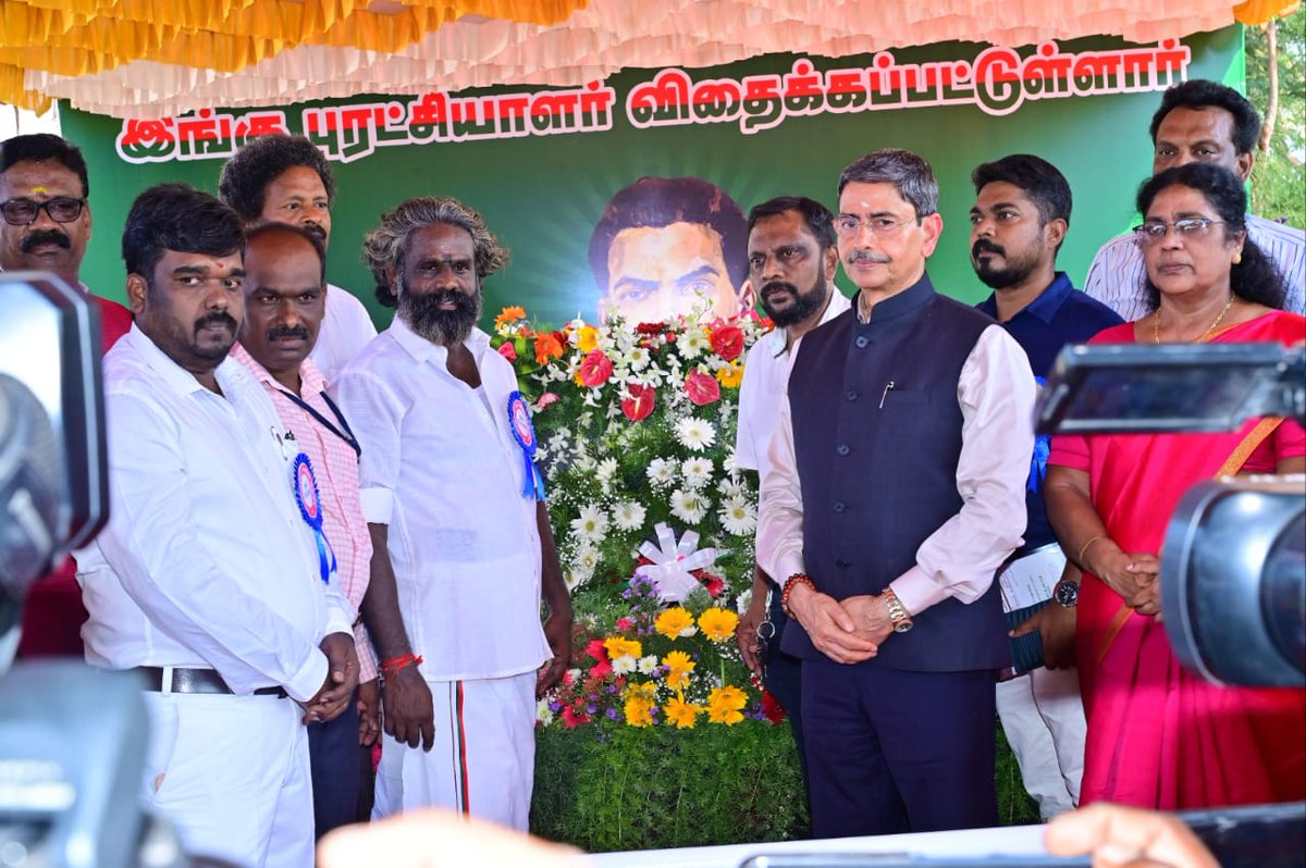 lokbhavan_tn's tweet photo. ஆளுநர் ரவி அவர்கள், இராமநாதபுரம், பரமக்குடியில் உள்ள  சுதந்திர போராட்ட வீரரும் சமூக சீர்திருத்தவாதியுமான தியாகி இமானுவேல் சேகரனுக்கு அவரது நினைவிடத்தில் மரியாதை செலுத்தினார்.
#AzadiKaAmritMahotsav

@PMOIndia @HMOIndia @MinOfCultureGoI @pibchennai @ANI @PTI_News https://t.co/0vIo3WVkYt