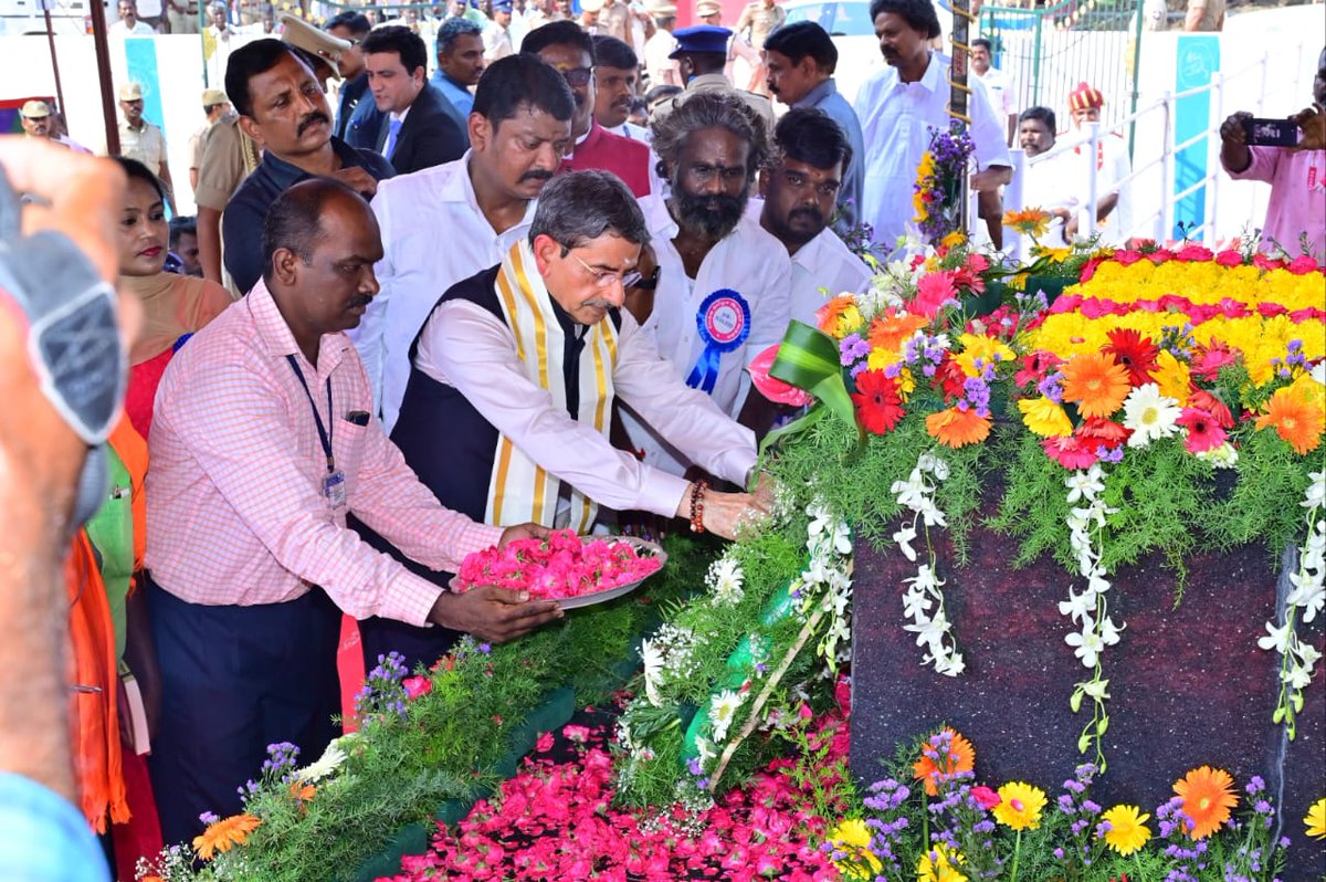 lokbhavan_tn's tweet photo. Governor Ravi paid tributes to Thyagi Immanuel Sekaran, the great freedom fighter and social reformer at Immanuel Sekaran Memorial, Paramakudi, Ramanathapuram.
#AzadiKaAmritMahotsav 

@PMOIndia @HMOIndia @MinOfCultureGoI @pibchennai @ANI @PTI_News https://t.co/Bv36l5ItLq