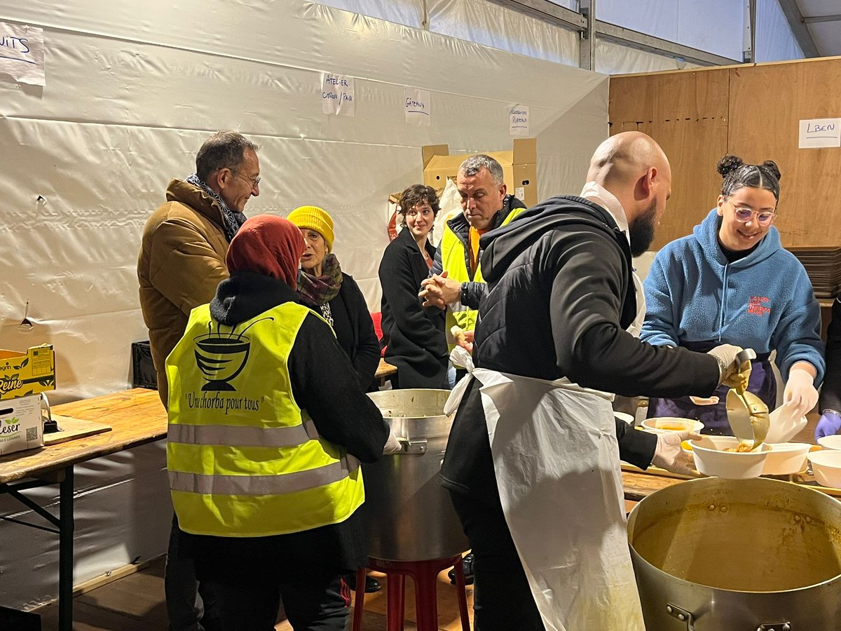 FrancoisDagnaud's tweet photo. Avec Une Chorba Pour Tous pour sa distribution alimentaire annuelle (à Porte de Pantin) dans le cadre du mois du ramadan, qui permet de nourrir plus de six cents personnes par jour. Merci aux bénévoles ! https://t.co/Zn9yn03WhQ