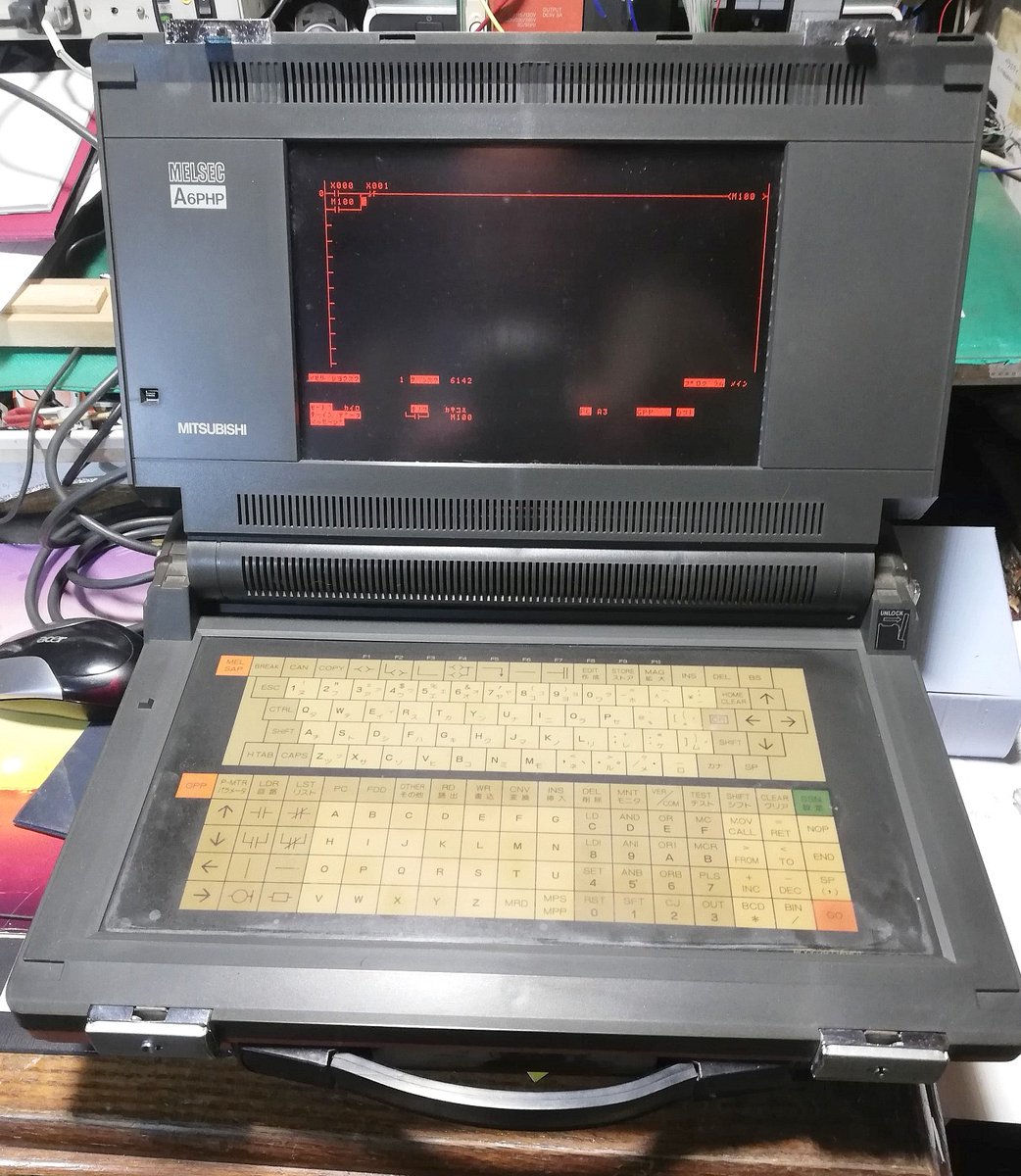 HSystec's tweet photo. A6GPPの次に登場したのはA6PHPで、結構便利になりました。サイズも小さいし、画面が大きくなったので
ソフト作成、デバッグ、モニタ等と重宝しました。
デバイスのコメントは確かカタカナだったと記憶しています。回路記号やニーモニックで打ち込めるので、殆どニーモニックを使用していました。 https://t.co/PuA0q1bgRc