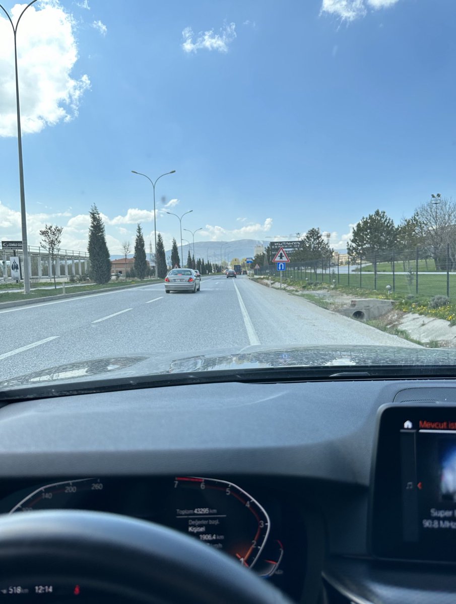 Memleket isterim!
Gök mavi, dal yeşil, tarla sarı olsun;
Kuşların çiçeklerin diyarı olsun!

Memleket isterim!
Ne başta dert, ne gönülde hasret olsun;
Kardeş kavgasına bir nihayet olsun!

Memleket isterim!
Ne zengin fakir, ne sen ben farkı olsun;
Kış günü herkesin evi barkı olsun!