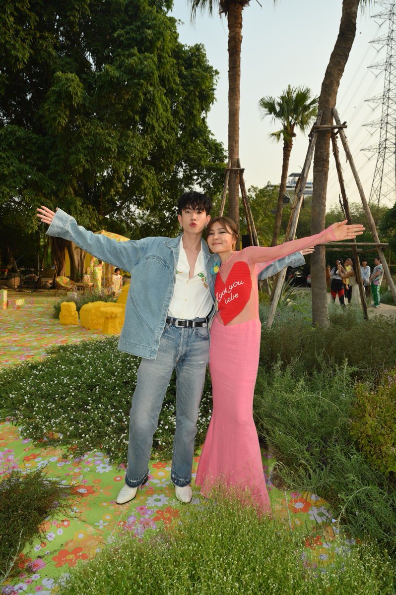 หนุ่มออฟ จุมพล <a href="/off_tumcial/">ออฟที่แปลว่าปิดประตูแพ้</a> มาร่วมชมแฟชั่นโชว์จากแบรนด์ไทยอย่าง Landmee' คอลเล็กชั่น Spring/Summer 2023 'I Got You babe' ท่ามกลางบรรยากาศสวนสวยที่ร้าน The Reize พร้อมถ่ายภาพกับ มี่ เนตรดาว ครีเอทีฟไดเร็กเตอร์ของแบรนด์

#LandmeeSS23 
#LandmeeIGotYouBabe 
#OffJumpol 
#MontreePR