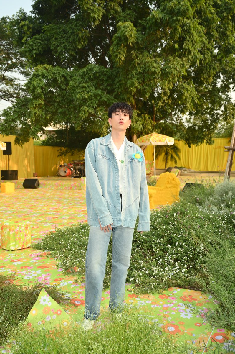 ELLEThailand's tweet photo. หนุ่มออฟ จุมพล @off_tumcial มาร่วมชมแฟชั่นโชว์จากแบรนด์ไทยอย่าง Landmee' คอลเล็กชั่น Spring/Summer 2023 'I Got You babe' ท่ามกลางบรรยากาศสวนสวยที่ร้าน The Reize พร้อมถ่ายภาพกับ มี่ เนตรดาว ครีเอทีฟไดเร็กเตอร์ของแบรนด์

#LandmeeSS23 
#LandmeeIGotYouBabe 
#OffJumpol 
#MontreePR https://t.co/a11hMhIAYW