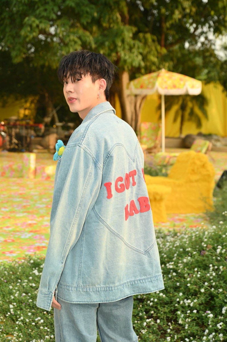 ELLEThailand's tweet photo. หนุ่มออฟ จุมพล @off_tumcial มาร่วมชมแฟชั่นโชว์จากแบรนด์ไทยอย่าง Landmee' คอลเล็กชั่น Spring/Summer 2023 'I Got You babe' ท่ามกลางบรรยากาศสวนสวยที่ร้าน The Reize พร้อมถ่ายภาพกับ มี่ เนตรดาว ครีเอทีฟไดเร็กเตอร์ของแบรนด์

#LandmeeSS23 
#LandmeeIGotYouBabe 
#OffJumpol 
#MontreePR https://t.co/a11hMhIAYW