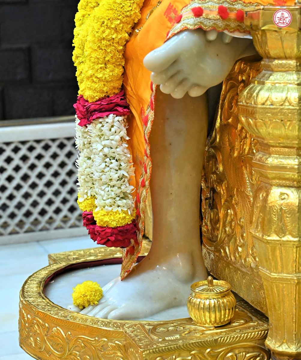 SaiShraddha11's tweet photo. 🙏🏼 शिरडी साईबाबा मध्याह्न आरती दर्शन🙏🏼
🌹बुधवार १९ अप्रैल २०२३🌹
जय देव जय देव दत्ता अवधूता। साई अवधूता।जोडूनी कर तव चरणी ठेवितो माथा। जय देव।।
अवतरसीं तूं येता धर्मातें ग्लानी।नास्तिकां नाही तू लाविसी निज भजनीं
दाविसी नाना लीला असंख्य रूपांनी। हरिसी दीनांचे तू संकट दिनरजनी.... https://t.co/D91YITyLDt