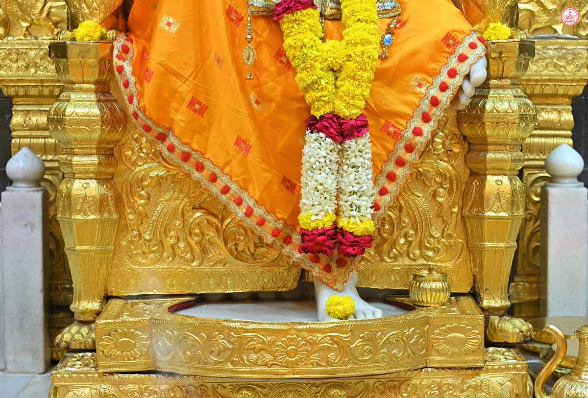 SaiShraddha11's tweet photo. 🙏🏼 शिरडी साईबाबा मध्याह्न आरती दर्शन🙏🏼
🌹बुधवार १९ अप्रैल २०२३🌹
जय देव जय देव दत्ता अवधूता। साई अवधूता।जोडूनी कर तव चरणी ठेवितो माथा। जय देव।।
अवतरसीं तूं येता धर्मातें ग्लानी।नास्तिकां नाही तू लाविसी निज भजनीं
दाविसी नाना लीला असंख्य रूपांनी। हरिसी दीनांचे तू संकट दिनरजनी.... https://t.co/D91YITyLDt