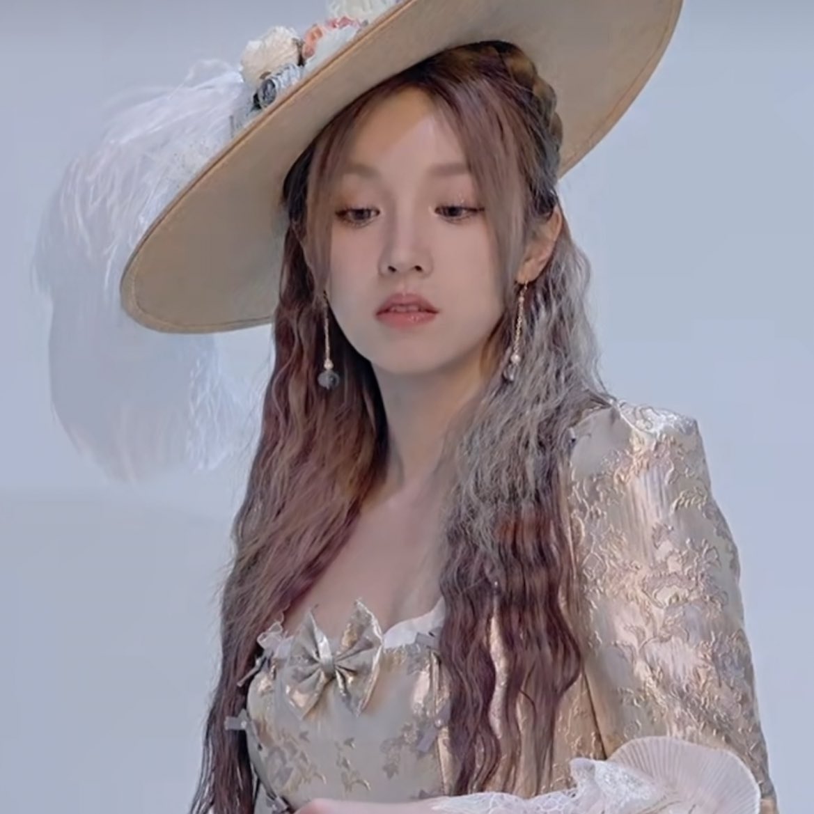 hourly yuqi tweet media