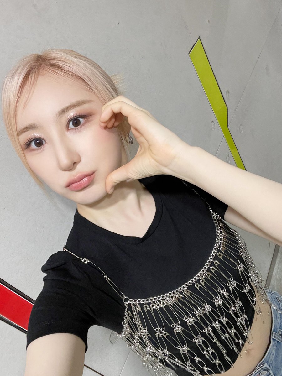 #이채연 #LEECHAEYEON 
#OverTheMoon #KNOCK