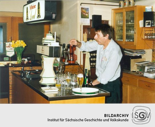 isgv_dd's tweet photo. Im Programm lesen wir mit Freude: "@MarsinaNoll vom @isgv_dd berichtet, was #Ansichtskarten von Gasthöfen dem Betrachter erzählen und wie sie zu interpretieren sind."
Das Bild zeigt keine Ansichtskarte...aber bei Gasthöfen geht es ja auch darum, was innen los ist. #Limo #Bier https://t.co/WN8X8Syyy6