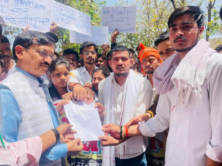 patelbholaverma's tweet photo. #WewantUniversity
आज गोण्डा मागे विश्वविद्यालय पदयात्रा के कार्यक्रम के माध्यम से 21000 छात्रों ने हस्ताक्षर कर मुख्यमंत्री को जिला अधिकारी के माध्यम से ज्ञापन सौपा गया |
@myogiadityanath @dmgonda2
#Badebhaiya @shivampandeygnd https://t.co/wCA1lAp1kY