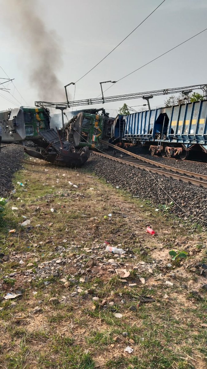 opnagar015's tweet photo. 15 घंटे ड्युटी कोई नही देखेगा , बस SPAD कैसै हुआ किसने किया ये सब लोग देखगें 😭 https://t.co/hwPXSPTgQY