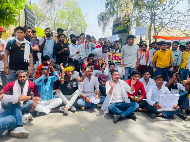 patelbholaverma's tweet photo. #WewantUniversity
आज गोण्डा मागे विश्वविद्यालय पदयात्रा के कार्यक्रम के माध्यम से 21000 छात्रों ने हस्ताक्षर कर मुख्यमंत्री को जिला अधिकारी के माध्यम से ज्ञापन सौपा गया |
@myogiadityanath @dmgonda2
#Badebhaiya @shivampandeygnd https://t.co/wCA1lAp1kY