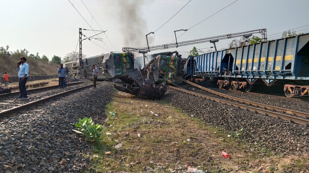 opnagar015's tweet photo. 15 घंटे ड्युटी कोई नही देखेगा , बस SPAD कैसै हुआ किसने किया ये सब लोग देखगें 😭 https://t.co/hwPXSPTgQY