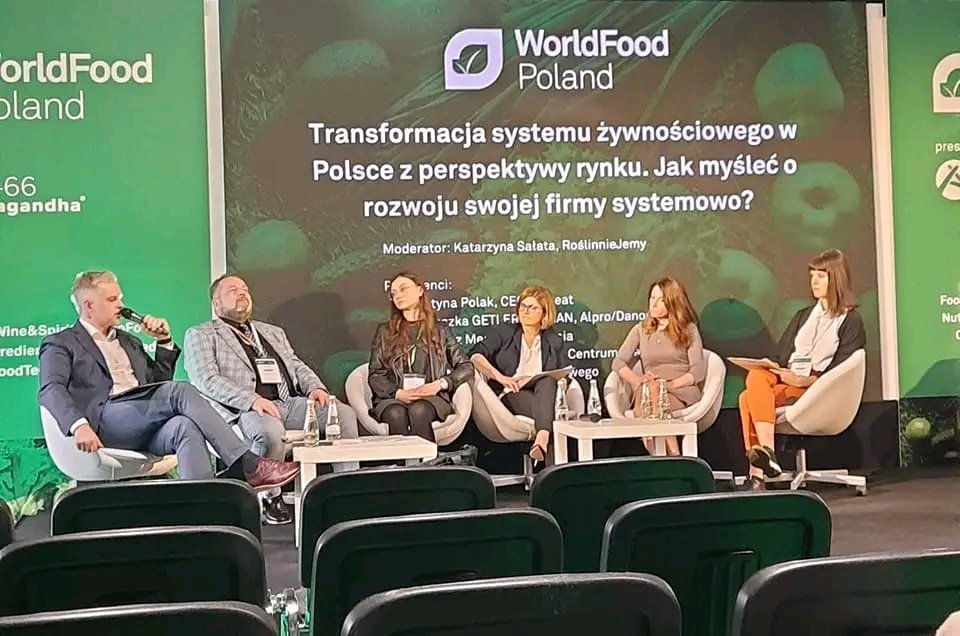 ProBioVege's tweet photo. A very interesting debate during WorldFood Poland "Transformation of the food system in Poland from a market perspective. How to think about the development of your business systemically?" moderated by @RoslinnieJemy  @iwonakibil very interesting and substantive! https://t.co/8CnwHrMUUt