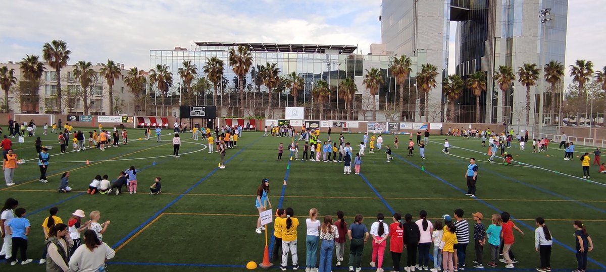 SEciutatvella's tweet photo. Ahir, 400 infants de 15 escoles de @Bcn_CiutatVella al #Rodajoc xarxes entre docents i alumnat  Gràcies als alumnes de 4t ESO i 1r Batxillerat @ins_verdaguer i docents del #seminarieducaciofisica x dissenyar i coordinar aquesta activitat de dinamització #salut #benestaremocional https://t.co/h4bDbfbBBr