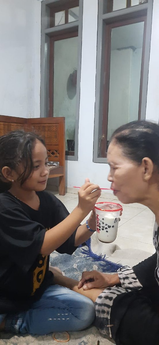 dedejony02's tweet photo. Tanks anakku. Udah bisa melakukan apa yg tidak pernah ayahmu lakukan untuk ibunya. https://t.co/rFDajKlglh