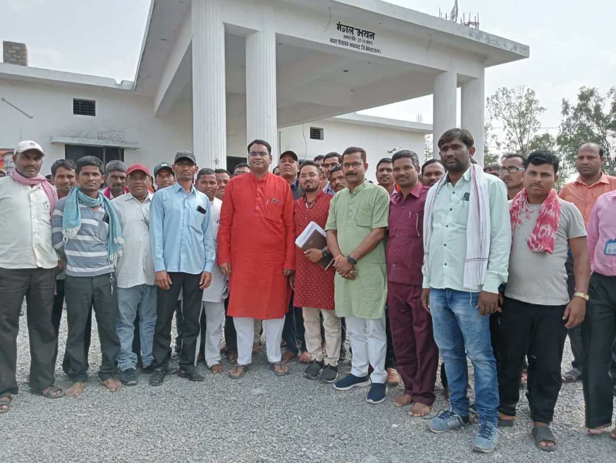 gsbanjareinc's tweet photo. आज छ.ग. अंशकालीन स्कूल सफाई कर्मचारी कल्याण संघ की विकास खंड स्तरीय वार्षिक सम्मेलन में शामिल हुआ। प्रदेश के मुखिया मान. मुख्यमंत्री भूपेश बघेल जी को इनकी सभी जायज़ मांगो से अवगत करा कर उन्हें पूर्ण करने का आश्वासन दिया। https://t.co/kvt9BtiECw