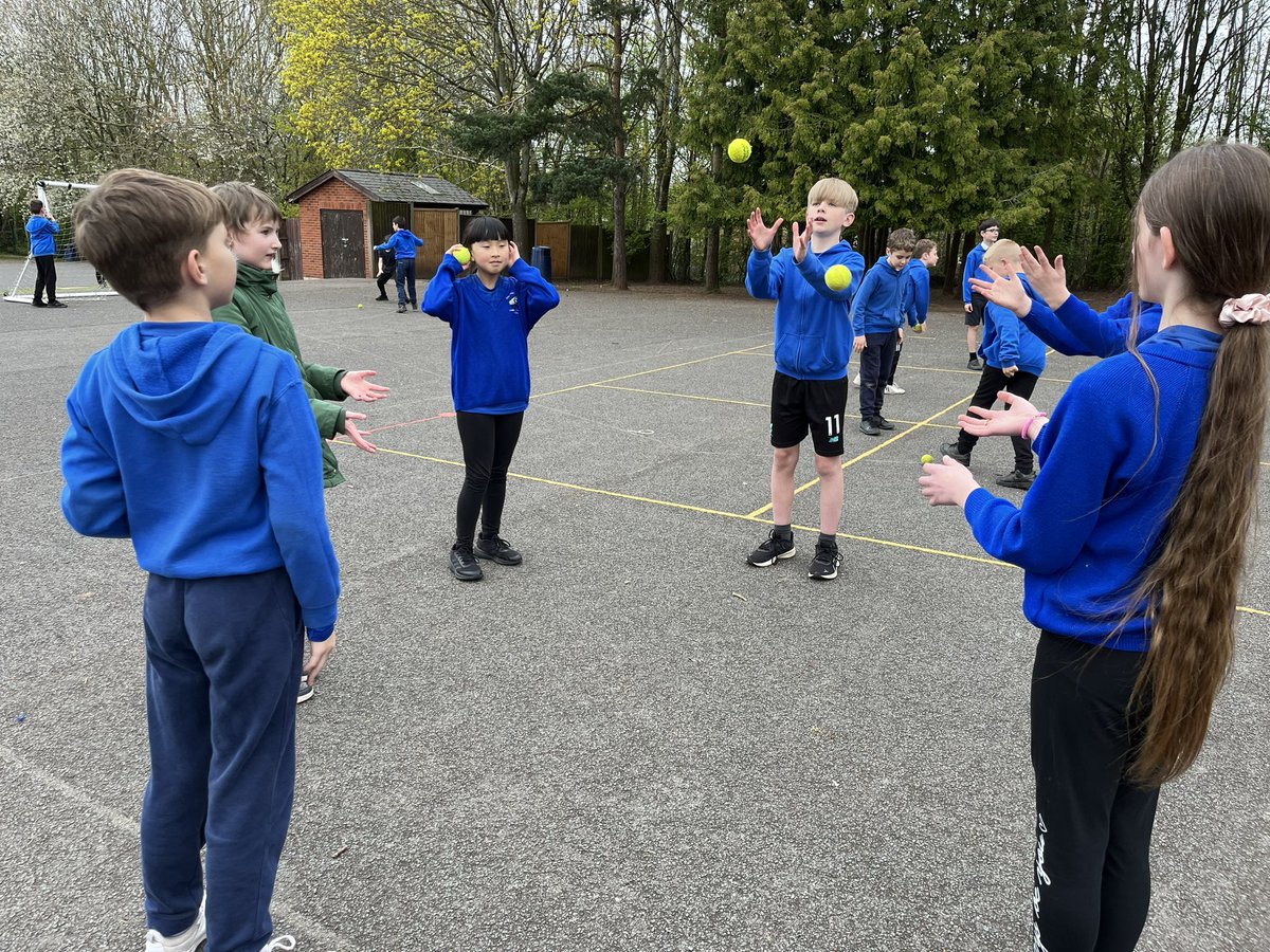 A great first cricket lesson in Y6 using the #chancetoshine cool catcher resources @HerefordsCric @hfdgirlscric @ThisGirlCanHW @6EW_LPS
