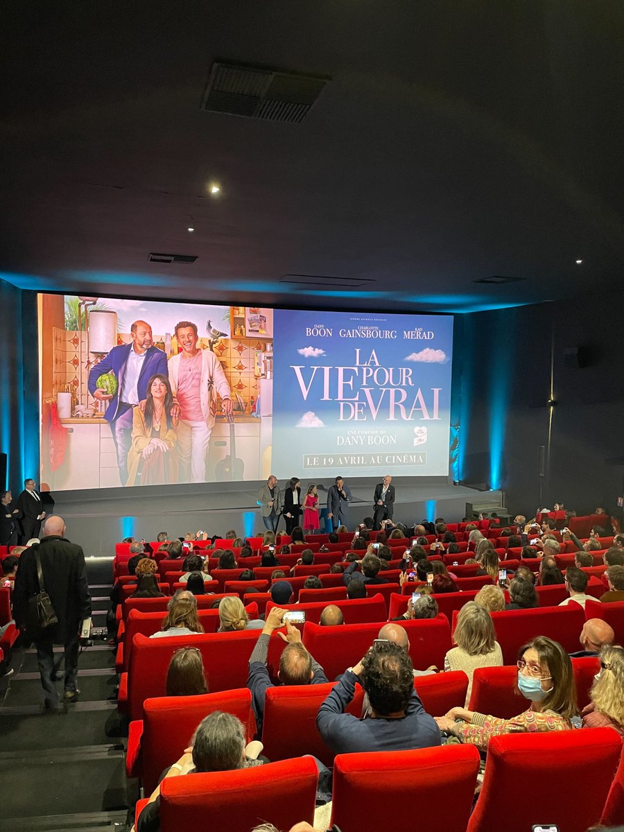 LaStreamotheque's tweet photo. #LaViePourDeVrai, le nouveau film de Dany Boon sort aujourd'hui au ciné ! 
Nous avons eu la chance de le découvrir en avant-première avec équipe hier soir au Pathé Wepler et il est très drôle, avec une mention spéciale pour Charlotte Gainsbourg qui est irrésistible. https://t.co/uoAs4CHI1d