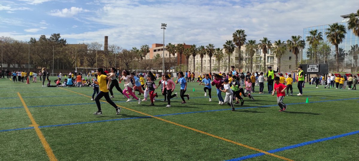 SEciutatvella's tweet photo. Ahir, 400 infants de 15 escoles de @Bcn_CiutatVella al #Rodajoc xarxes entre docents i alumnat  Gràcies als alumnes de 4t ESO i 1r Batxillerat @ins_verdaguer i docents del #seminarieducaciofisica x dissenyar i coordinar aquesta activitat de dinamització #salut #benestaremocional https://t.co/h4bDbfbBBr