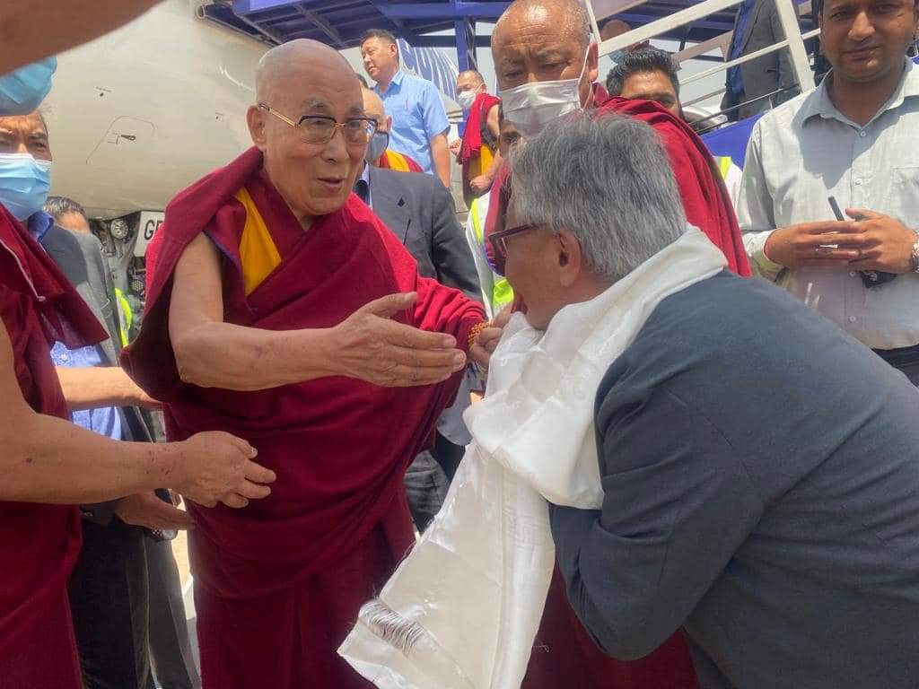 Witnessed an incredible sight at #Delhi airport as His Holiness the #DalaiLama arrived &amp; was warmly greeted by thousands of devoted followers. A momentous occasion for the #Tibetan community &amp; a symbol of hope and peace for all. #IStandWithDalaiLama 

📷<a href="/sidhant/">Sidhant Sibal</a>