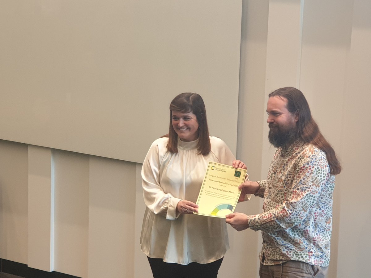 Congrats to @_PatriRM for receiving the RSC IBDG ECR Award 2022 and presenting a fantastic award talk at #Dalton2023 conference. Very proud of your achievement! 😊