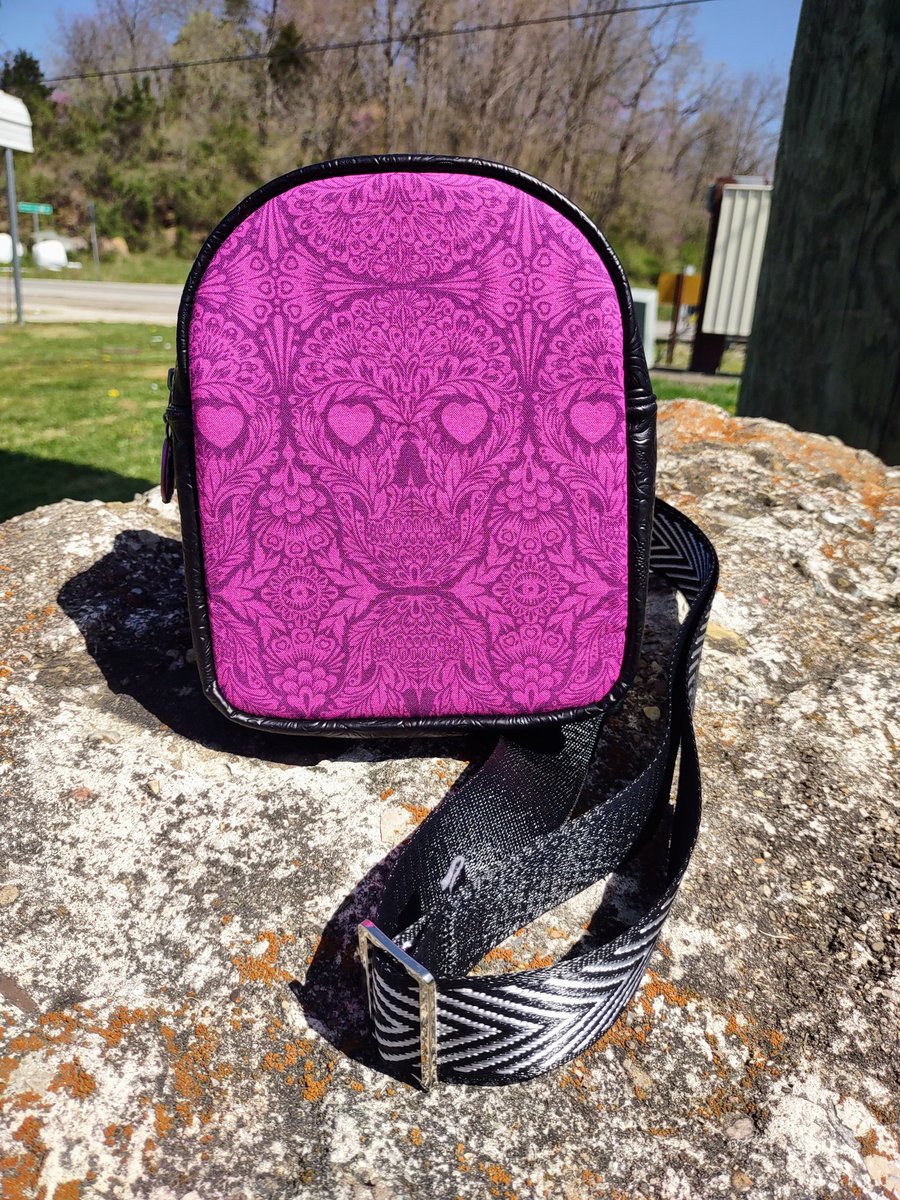 IMMDFH's tweet photo. Celebrate #420 with this handmade bag made with the #CannabisCommunity in mind! It's on sale now in my Etsy shop to celebrate 420! #420 #420Life #420friendly #cannabislife #tulapink https://t.co/hnTMizzJNx https://t.co/tv6OYF8omI