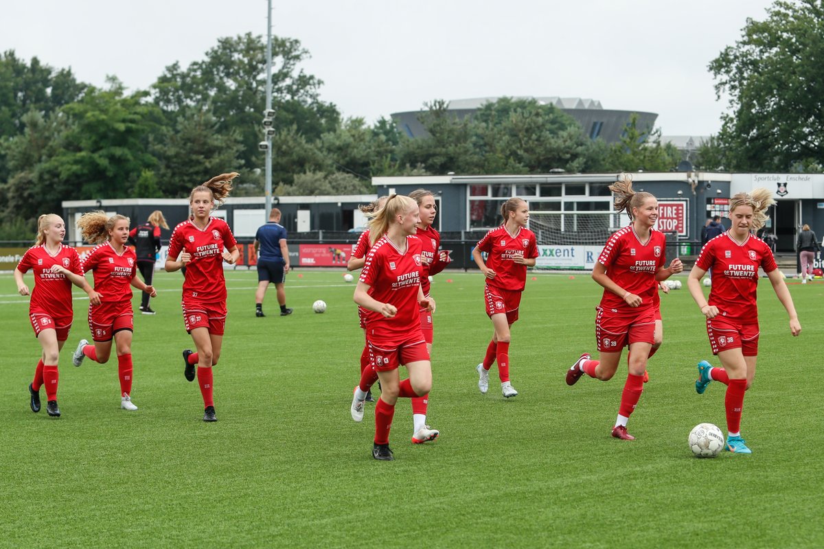 FCTwenteVrouwen's tweet photo. 🔴 𝙀𝙎𝙋𝙉 𝙎𝙥𝙚𝙘𝙞𝙖𝙡: 𝙏𝙬𝙚𝙣𝙩𝙨 𝙩𝙖𝙡𝙚𝙣𝙩 𝙤𝙥 𝙬𝙚𝙜 𝙣𝙖𝙖𝙧 𝙁𝘾 𝙏𝙬𝙚𝙣𝙩𝙚 𝙑𝙧𝙤𝙪𝙬𝙚𝙣

📺 Zondag om 14.45 uur op ESPN 4.

#FCTwente https://t.co/DYHT76tvqi