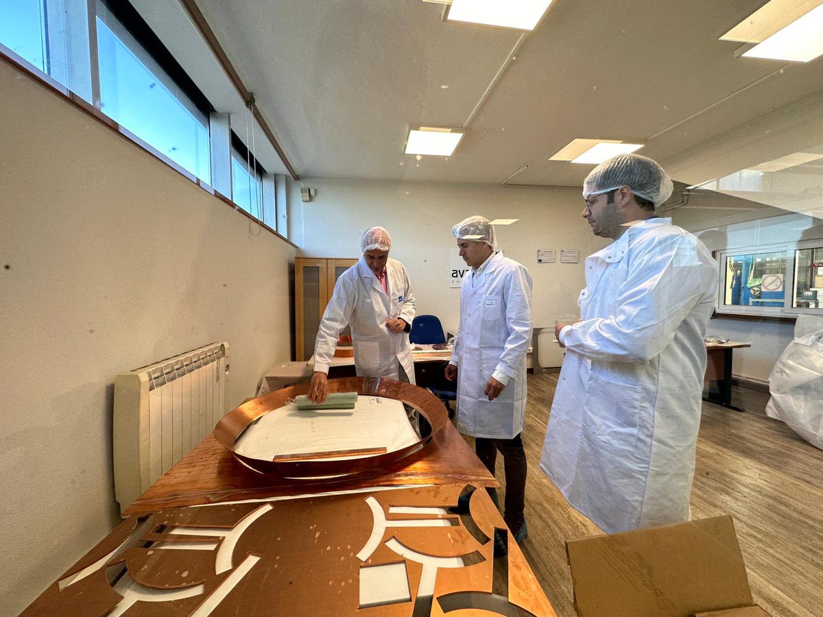 Pablo_Zuloaga's tweet photo. La #economíadelconocimiento aporta grandes noticias a Cantabria. Fernando Mirapeix y su equipo de #AvancemEngineering en #Camargo lideran el proyecto de ingeniería y producción de los imanes de la infraestructuras científica CERN de #Ginebra. https://t.co/i7nKiWbcgj
