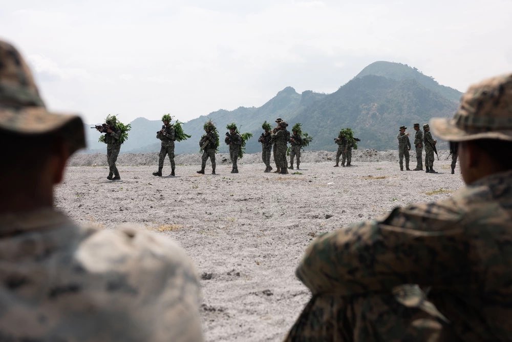 3d_Marine_Div's tweet photo. @AlphaCoyMarines demonstrate jungle warfare tactics alongside our #Marines with 3d Littoral Combat Team, 3d Marine Littoral Regiment during @BalikatanEx 23 in Santa Juliana, Philippines. https://t.co/Ng8qSoaw29