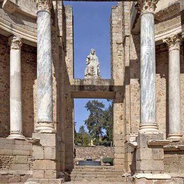 EmbSpainUK's tweet photo. Yesterday was the International Day for Monuments &amp; Sites! 

Spain has 80 inscribed in the World Heritage List🇪🇸🌏

This one is the Archaeological Ensemble of Mérida, Extremadura.

#MonumentsDay #ShareCulture #UNESCO #Merida #Extremadura #Spain #WorldHeritage https://t.co/0dFLvHL67r