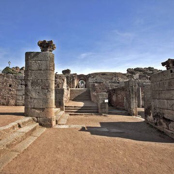 EmbSpainUK's tweet photo. Yesterday was the International Day for Monuments &amp; Sites! 

Spain has 80 inscribed in the World Heritage List🇪🇸🌏

This one is the Archaeological Ensemble of Mérida, Extremadura.

#MonumentsDay #ShareCulture #UNESCO #Merida #Extremadura #Spain #WorldHeritage https://t.co/0dFLvHL67r