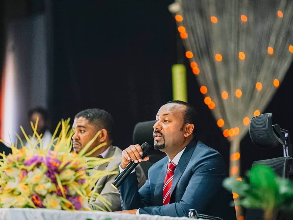 AbiyAhmedAli's tweet photo. ሰላም የሁሉም መልካም ነገር መሠረት እንደመሆኑ፣ ያለ ሰላም ልማት የማይታሰብ ነው። ሕዝባችን ሰላሙን በማረጋገጥ ፊቱን ወደ ልማት እንዲያዞር የማድረግ የጋራ ኃላፊነት አለብን:: በነቀምት ለነበረኝ ቆይታ እና ውይይት ሕዝቡን አመሰገናለው። https://t.co/ffvCB4aVZz