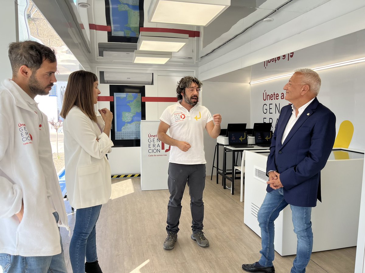 🕹️El delegado <a href="/FcoMendozaS/">Francisco Mendoza Sanchez</a> ha visitado hoy en Talavera la Real el bus de la “Generación D” cuyo objetivo es impulsar las competencias digitales de la ciudadanía

Es una iniciativa enmarcada en el Plan Nacional de Competencias Digitales del Gobierno de España que desarrolla <a href="/rtve/">RTVE</a>